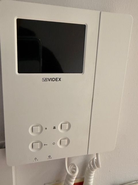 allstar_sec's tweet photo. See who’s at your door before you open it 🚪📹
This Videx video intercom system adds security, convenience and complete control to your property.
Find out more: https://t.co/lCwNMN2duy
#AllStarSecurity #VideoIntercom #AccessControl #HomeSecurity https://t.co/wcYUfCSDMA