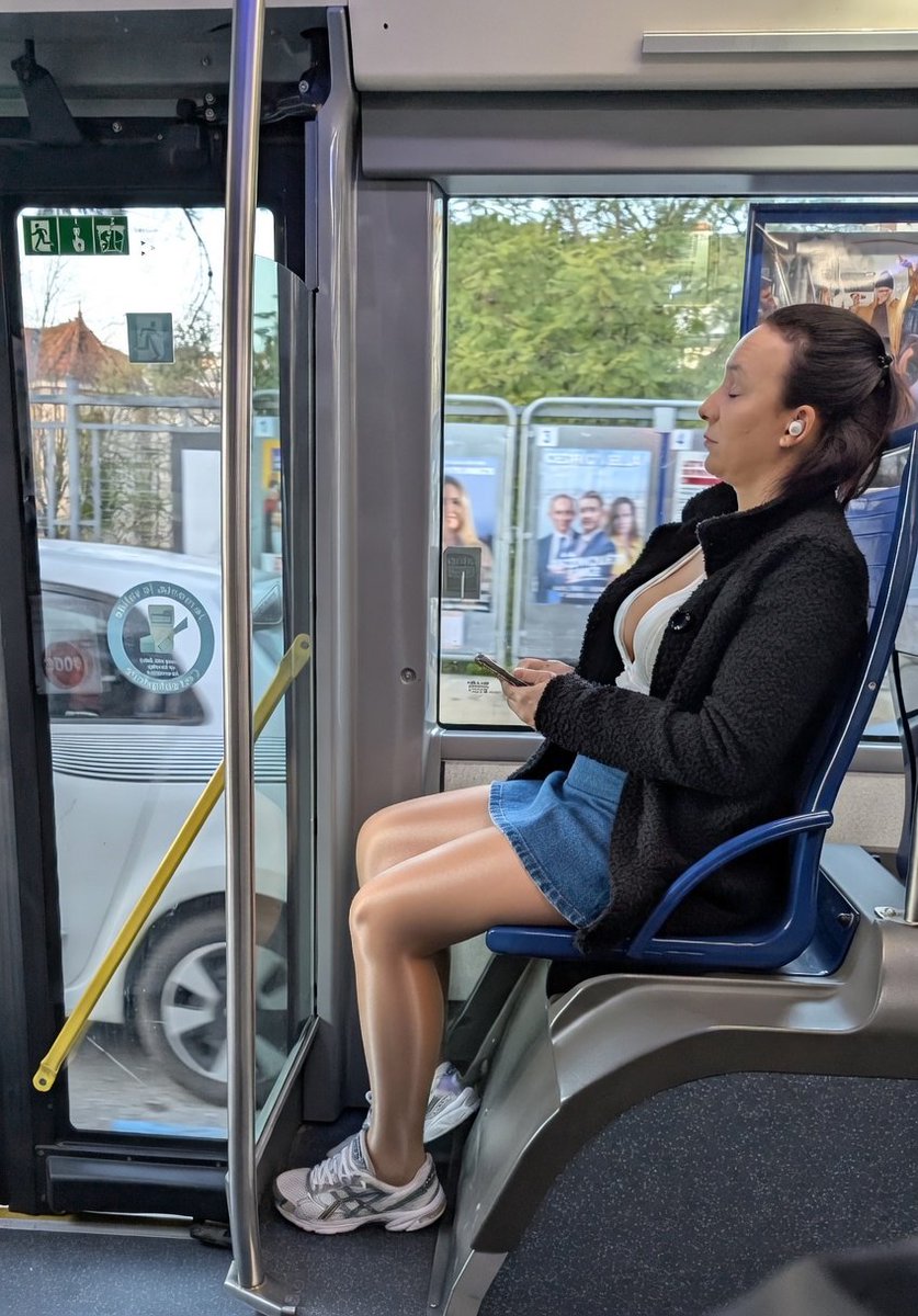 LenaGeekNice's tweet photo. "Croisée ce matin dans le bus... 🚌✨ Parfois, le trajet est beaucoup plus intéressant que la destination ! J'adore ce mix entre le côté chill des baskets et le look ultra assumé.🔥 Vous aussi vous faites des fixettes sur les inconnus dans les transports ? #BusVibes #StreetLook https://t.co/uYeJOx7aKG