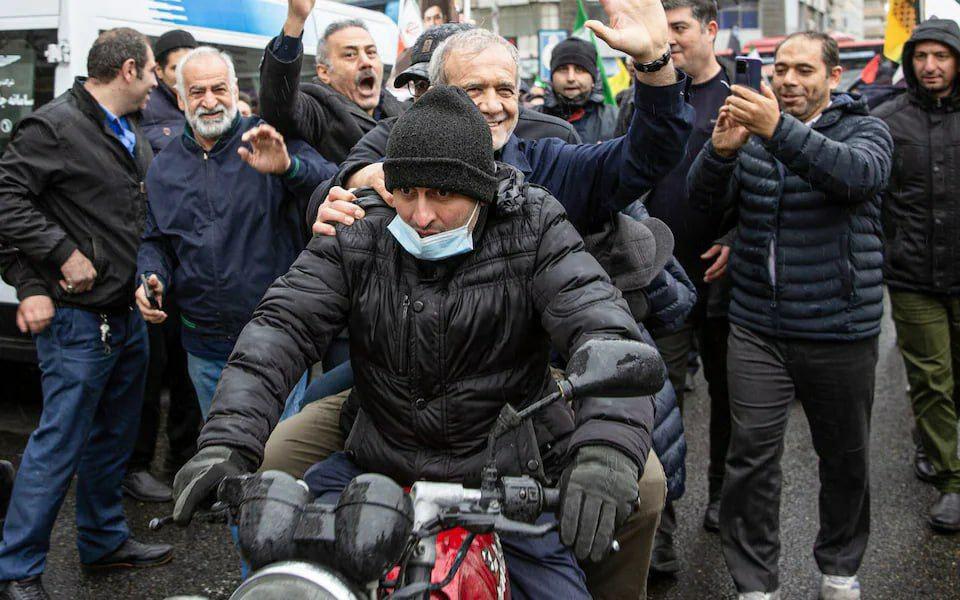 ShadowMonitorr's tweet photo. نخست‌وزیر آنها ۵۰ متر زیر زمین زندگی می‌کند و رئیس‌جمهور ایران این چنین و با این سطح حفاظت در میان میدان حاضر است.
اینجا، ایران، سرزمینی با قدمت هزاران سال https://t.co/j6FsxVaQWA