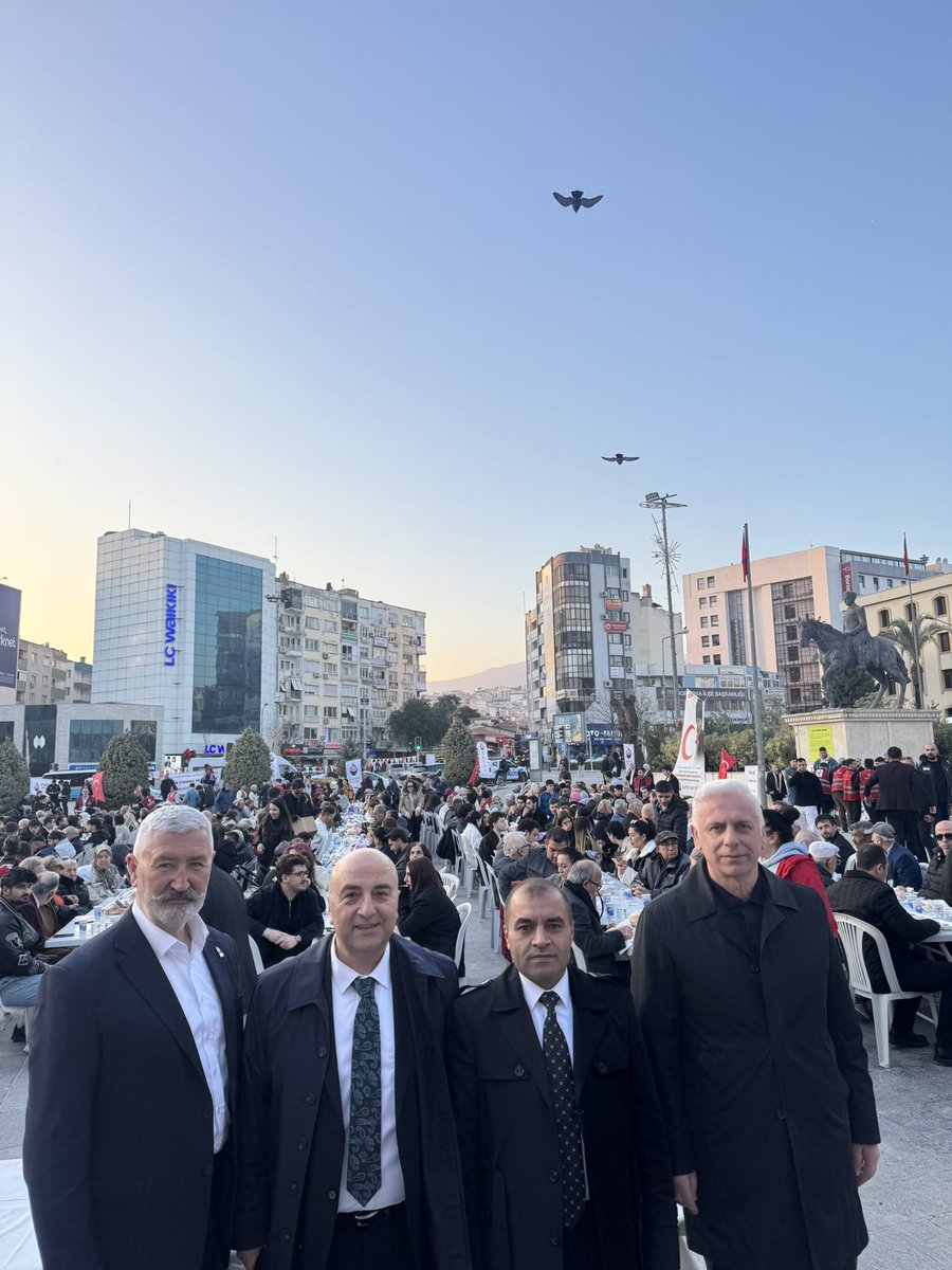 Genel Başkanımız Sayın <a href="/umitozdag/">Ümit Özdağ</a> ‘ın katılım sağladığı <a href="/zaferpartisi/">Zafer Partisi</a> İzmir iftar programındayız .
Açık alan iftarına yoğun ilgi gösteren İzmir’liler Zafer Partisi iktidarında biz de Varız diyor …
#ZaferPartisiMeclise
#ZaferPartisiİktidara

<a href="/ZekeriyaMete4/">Zekeriya Mete</a> <a href="/ma_cenkci/">Mehmet Akif Cenkci</a>