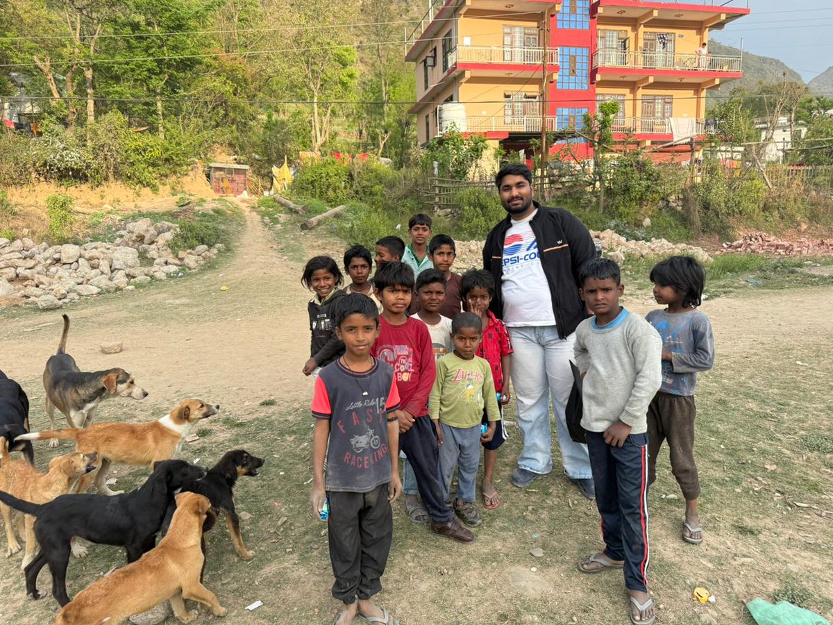 WeAreCrayash's tweet photo. Our young volunteers are true heroes. Today we gave a small treat to our kids who regularly protect and care for stray dogs near Himachal Dental College. @narendramodi https://t.co/zpn6aXPqDW
