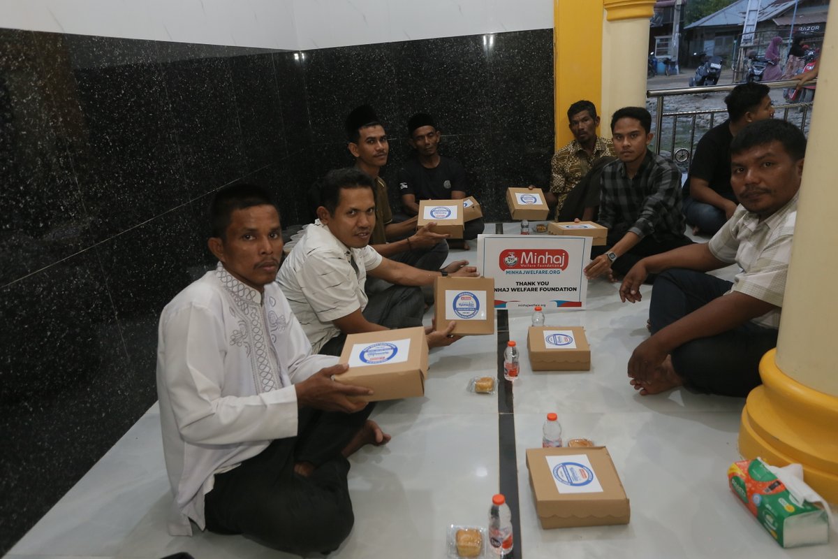 minhajwelfare's tweet photo. 🍱 Our team in Indonesia distributed thousands of food relief boxes, helping families break their fast with nourishing meals this Ramadan.

🤝 Your support continues to bring relief and dignity to communities in need.

🔗 https://t.co/uNK9tMBEkn

#MWF #Indonesia #FoodRationPacks https://t.co/wdZF5DhMk1