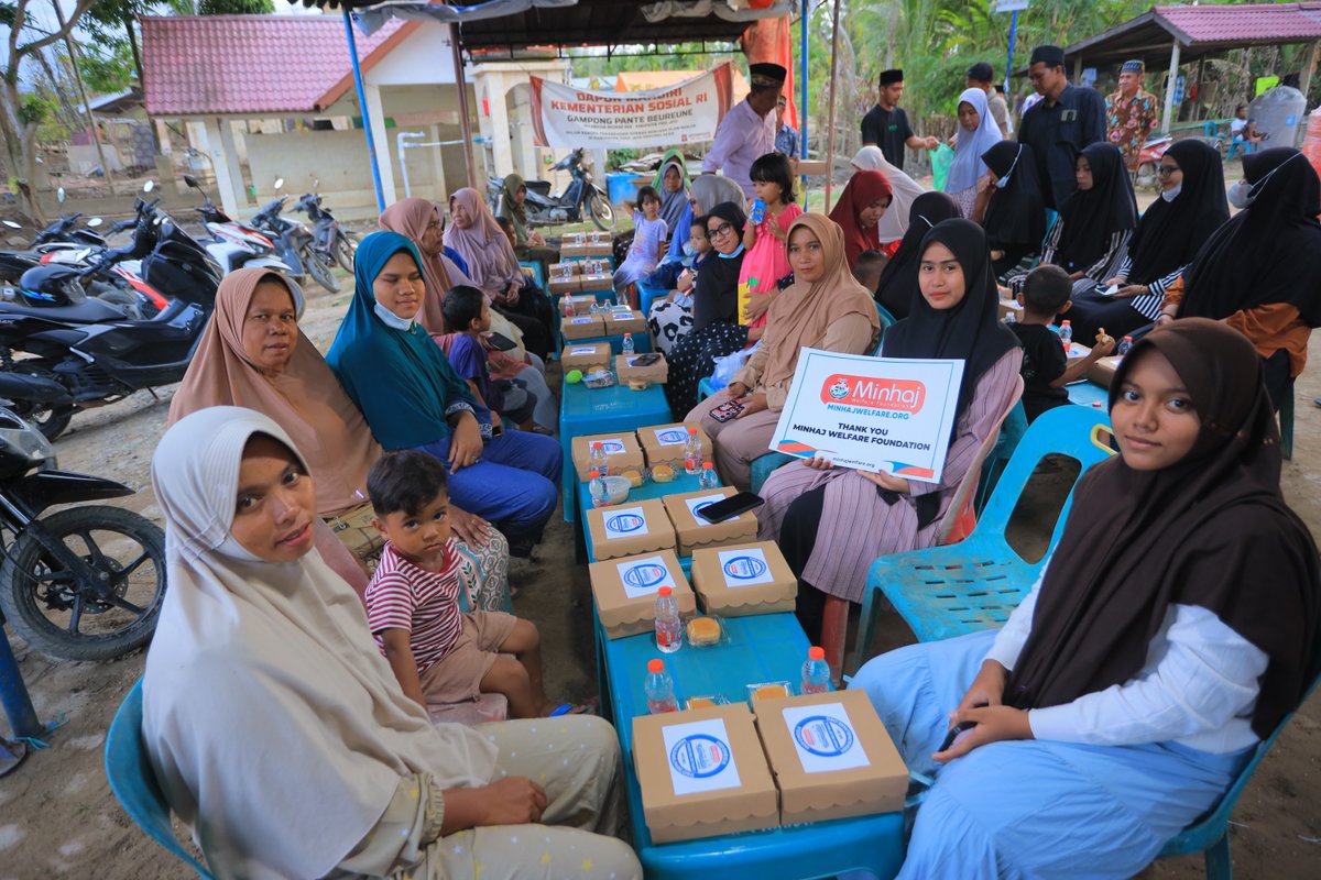 minhajwelfare's tweet photo. 🍱 Our team in Indonesia distributed thousands of food relief boxes, helping families break their fast with nourishing meals this Ramadan.

🤝 Your support continues to bring relief and dignity to communities in need.

🔗 https://t.co/uNK9tMBEkn

#MWF #Indonesia #FoodRationPacks https://t.co/wdZF5DhMk1