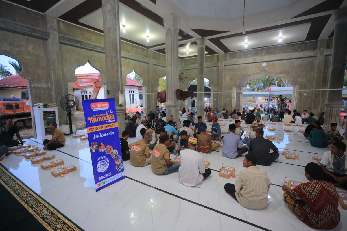 minhajwelfare's tweet photo. 🍱 Our team in Indonesia distributed thousands of food relief boxes, helping families break their fast with nourishing meals this Ramadan.

🤝 Your support continues to bring relief and dignity to communities in need.

🔗 https://t.co/uNK9tMBEkn

#MWF #Indonesia #FoodRationPacks https://t.co/wdZF5DhMk1
