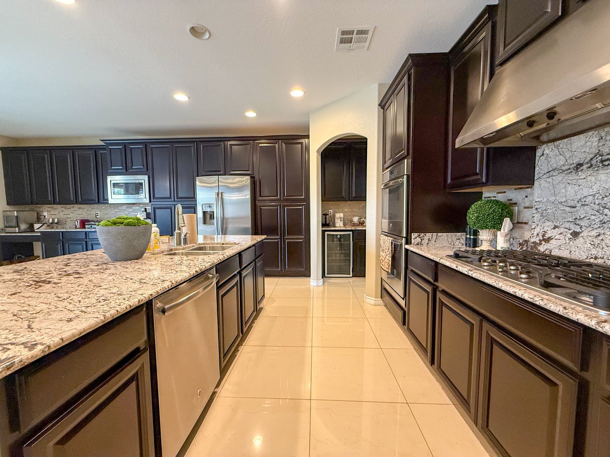 rentmaxpm's tweet image. ✨ Luxury 6BD/4.5BA furnished home in gated Summerlin! Dual primary suites, gourmet kitchen, loft &amp;amp; full-length balcony. Perfect for entertaining! 🏡

📅 Schedule: rpmlv.com | 702.478.8800
#RentMaxPropertyManagement #LuxuryLiving #GatedCommunity #FurnishedHome
