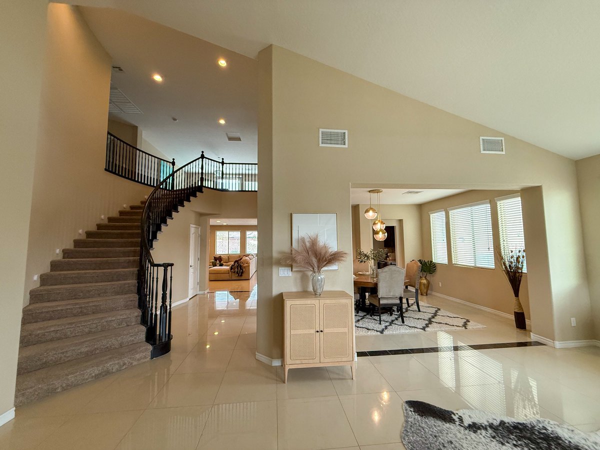 rentmaxpm's tweet image. ✨ Luxury 6BD/4.5BA furnished home in gated Summerlin! Dual primary suites, gourmet kitchen, loft &amp;amp; full-length balcony. Perfect for entertaining! 🏡

📅 Schedule: rpmlv.com | 702.478.8800
#RentMaxPropertyManagement #LuxuryLiving #GatedCommunity #FurnishedHome