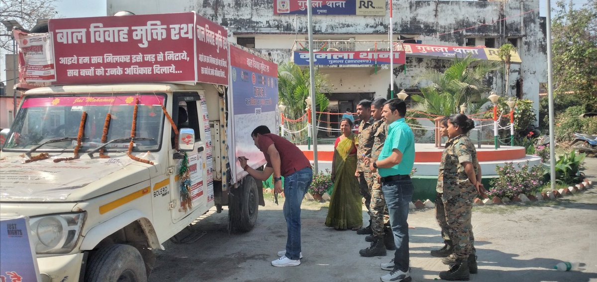 MPandey19035's tweet photo. बाल विवाह मुक्त अभियान के तहत जिला प्रशासन एवं लोहरदगा ग्राम स्वराज्य सांस्थान, गुमला की ओर से बाल विवाह मुक्ति रथ को गुमला मे भ्रमण कराकर किया गया हस्ताक्षर अभियान।#BalVivaahMuktBharat @Annapurna4BJP @Bhuwan_Ribhu @JustRightsIndia @DCGumla @VikramK9504 https://t.co/bbdjchkof4