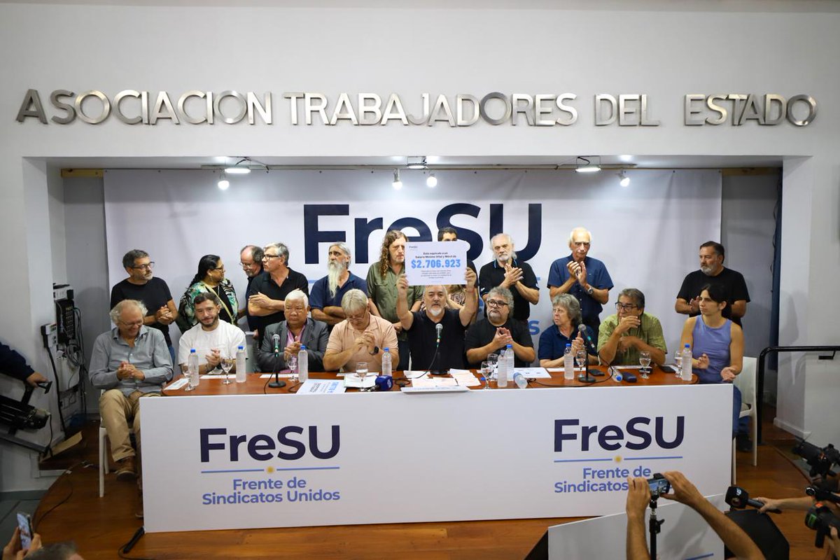 rodoaguiar's tweet photo. AHORA!!
EL FRESU PRESENTÓ SU PROPIA CANASTA BÁSICA DEL TRABAJADOR!!

CADA TRABAJADOR NECESITA $2.700.000 PARA VIVIR DIGNAMENTE!!

Este es un Frente que está convencido de que LOS TRABAJADORES SOMOS LOS QUE GENERAMOS LA RIQUEZA, y si creamos la riqueza tenemos que ser parte de la discusión sobre qué se hace con ella y cómo se distribuye en nuestro país. 
Hoy una familia necesita de 8 VECES EL VALOR DE UN SALARIO MÍNIMO, VITAL Y MÓVIL para cubrir las nueve necesidades que manda la Constitución Nacional: Alimentación ($618.583), Vivienda ($533.942), Salud ($329.582), Cultura y educación ($233.852), Vestimenta ($138.693), Transporte y vacaciones/esparcimiento ($554.511), Previsión ($297.762). 
Esta presentación se da en un momento en el que EL GOBIERNO MUESTRA TODA SU OBSCENIDAD, viajando al exterior con fondos públicos, con la nuestra. La fiesta del gobierno, el banquete se está pagando con el sufrimiento de los trabajadores y la muerte de los jubilados que no tienen medicamentos. Los trabajadores que son realmente los que se desloman en la Argentina deben exigir la RENUNCIA DE @madorni, POR HIPÓCRITA, POR CHANTA Y POR CARADURA!