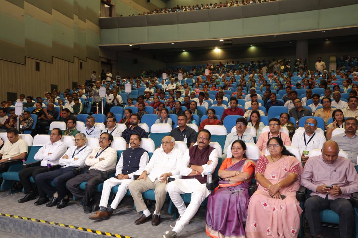 માનનીય વડાપ્રધાન શ્રી નરેન્દ્રભાઈ મોદીએ આસામના ગુવાહાટી ખાતેથી પ્રધાનમંત્રી કિસાન સન્માન નિધિ યોજનાના 22મા હપ્તા પેટે સમગ્ર દેશના 9.32 કરોડ જેટલા ખેડૂતોને કુલ ₹18,640 કરોડથી વધુની સહાયનું DBTના માધ્યમથી વિતરણ કર્યું હતું, જે અંતર્ગત ગુજરાતના 49.59 લાખથી વધુ ખેડૂત પરિવારોને કુલ