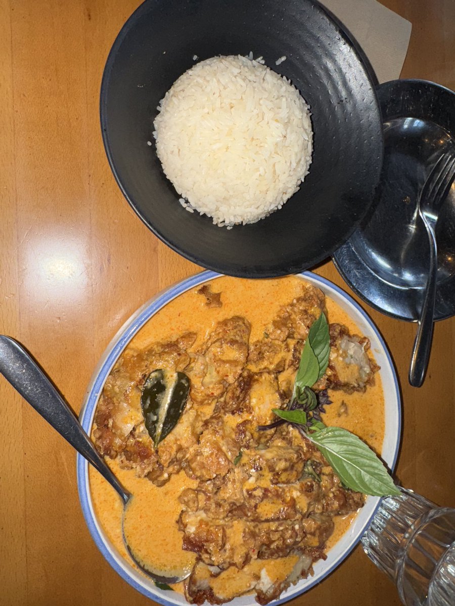 ecsmith49's tweet photo. @RashidShaheed Kin Len Thai night bites! Specifically the battered chicken red curry!! Also love the sandwiches from mammoth sandwiches! The Stonehenge is my favorite https://t.co/UJSl2Xs3VH