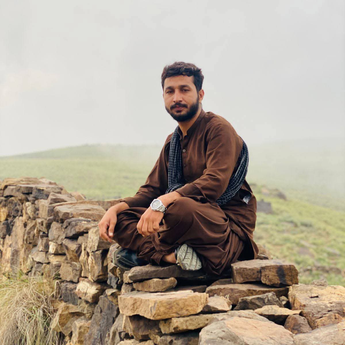 khadija_baloc's tweet photo. Dawood believed in books, education, and a better future.
He was a peaceful soul with simple dreams.
We ask for his safe return.
Please be the voice of innocent Dawood.
#ReleaseDawoodBaloch 
#ReleaseHakimMajeedBaloch 
#ReleaseUsmanBaloch
@hrw @UNHumanRights @amnesty 
@mmatalpur https://t.co/71zdW0HJHj