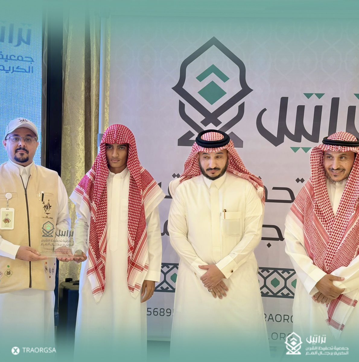 TRAORGSA's tweet photo. ختام ||

اختتمت #جمعية_تراتيل برامجها الرمضانية المتنوعة ضمن مبادرة أجاويد في ظلال مشروع "تراتيل تُجيد" بحضور نائب رئيس المجلس، ومدير إدارة المساجد، وقائد #أجاويد٤ في #رجال_ألمع .
كُرّم في الحفل حفظة كتاب الله، والفائزون في المسابقات، وأئمة رمضان، والرعاة للمشروع. https://t.co/7QYl9lBA0I