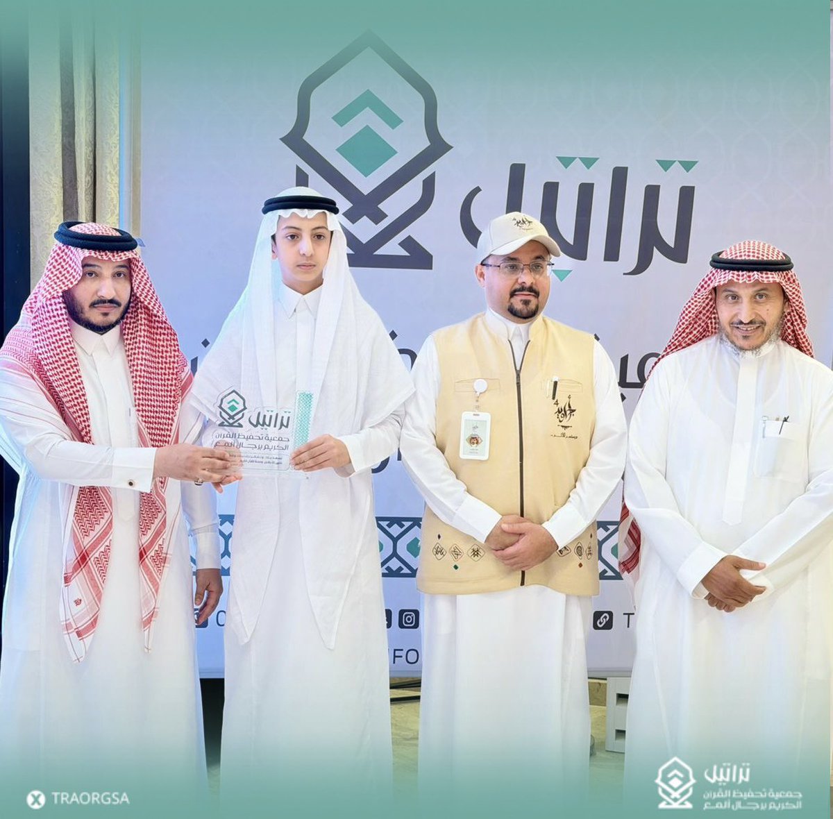 TRAORGSA's tweet photo. ختام ||

اختتمت #جمعية_تراتيل برامجها الرمضانية المتنوعة ضمن مبادرة أجاويد في ظلال مشروع "تراتيل تُجيد" بحضور نائب رئيس المجلس، ومدير إدارة المساجد، وقائد #أجاويد٤ في #رجال_ألمع .
كُرّم في الحفل حفظة كتاب الله، والفائزون في المسابقات، وأئمة رمضان، والرعاة للمشروع. https://t.co/7QYl9lBA0I