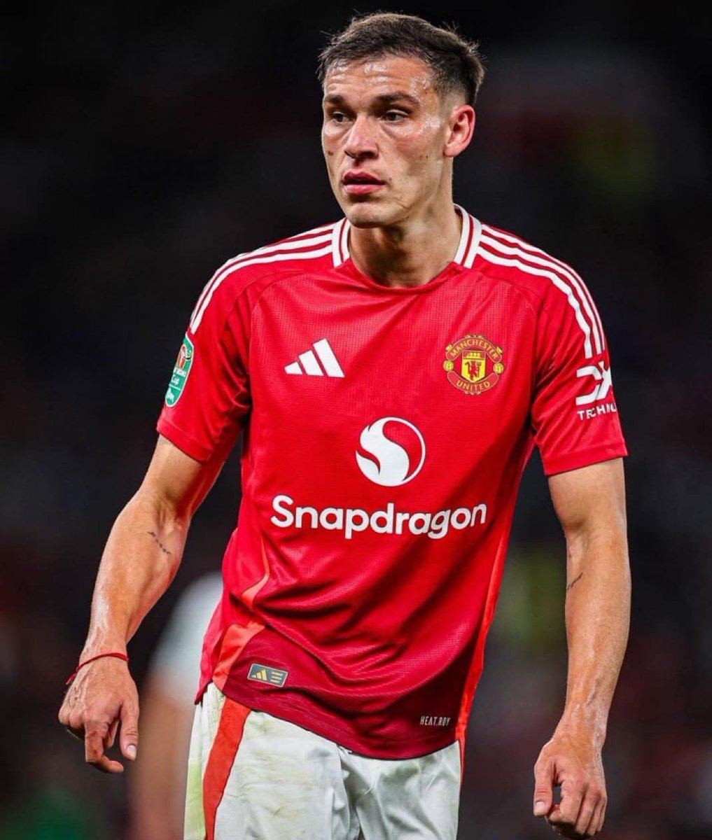 UnitedUpdates's tweet photo. 🚨 Manuel Ugarte is the player in the Manchester United squad who arrives the latest and departs the training ground the earliest. 

He rarely stays behind for extra training and usually arrives back home as early as 12.15pm following training some days. United’s training sessions officially begin at 9am. [@samuelluckhurst] #mufc