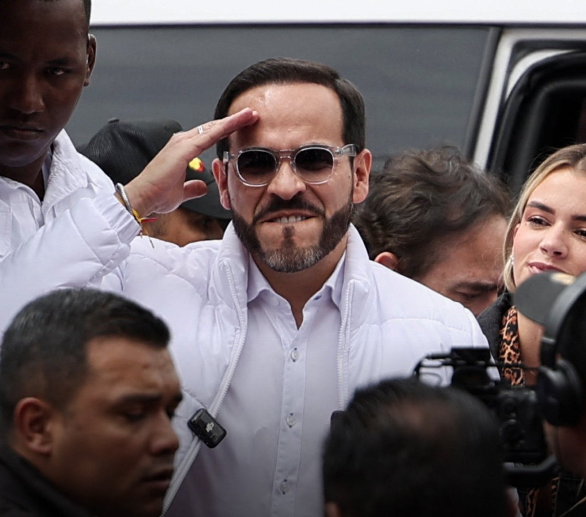 Es el heredero de las AUC,

Y quiere ser presidente de Colombia!!!

¿Usted votaría por él?