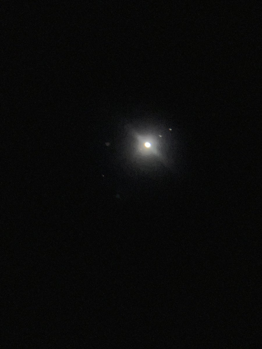 Saintowll's tweet photo. Malam ini langitnya penuh bintang sampe ada Jupiter! Ini engga pakai filter bulan jadi terlalu terang dan perbesaran 75x. Biasanya terlihat corak gas nya.

Ini telescope sama yang dipakai digambar 2 (50x) https://t.co/Iljk9fycMT