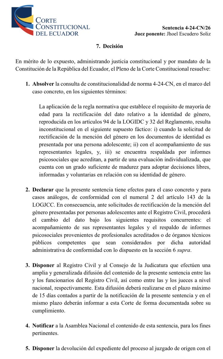 VeronicaLHM's tweet photo. 🔺Cambio de género y nombre en adolescentes: ¿qué dijo la Corte Constitucional? 

La Corte señaló que un adolescente podrá cambiar su género* (ver párr. 34) en sus documentos de identidad siempre que: 

i) la solicitud de rectificación del género en sea presentada por una persona adolescente;

ii) esté acompañado de sus representantes legales; y, 

iii) esté respaldada por informes psicosociales que acreditan, a partir de una evaluación individualizada, que cuentan con un grado suficiente de madurez para adoptar decisiones libres, informadas y voluntarias en relación con su identidad de género.

Sentencia No. 4-24-CN/26

Votos: 
5 votos a favor de los jueces Karla Andrade, Alejandra Cárdenas, Jhoel Escudero, Raúl Llasag y Richard Ortiz. 

4 votos salvados de los jueces Jorge Benavides, Ali Lozada, Claudia Salgado y José Luis Terán.

*Tuit corregido
