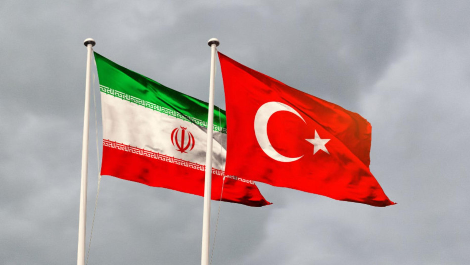 FalreFoundation's tweet photo. İran İslam Cumuriyeti Ankara Büyükelçiliği Basın Açıklaması Yaptı:   

Türkiye’nin hava sahasına giren mühimmatların tespit edildiğine dair haberlerin yayımlanmasının ardından şu hususu vurgulmak isteriz:  

İran’dan Türkiye’ye doğru hiçbir mühimmat fırlatılmamıştır. İran İslam Cumhuriyeti Cumhurbaşkanı ile Türkiye Cumhuriyeti Cumhurbaşkanı arasında gerçekleşen son görüşme ve iki ülkenin dışişleri bakanları arasındaki temaslar dikkate alındığında, İran İslam Cumhuriyeti, herhangi bir belirsizliği gidermek amacıyla bu konunun ayrıntılı bir şekilde incelenmesi için ortak bir teknik ekip oluşturulmasına hazır olduğunu bildirmiştir. 

Daha önce de belirtildiği üzere, İran İslam Cumhuriyeti dost ve komşu ülke olan Türkiye Cumhuriyeti’nin ulusal egemenliğine ve toprak bütünlüğüne saygı duymaktadır.