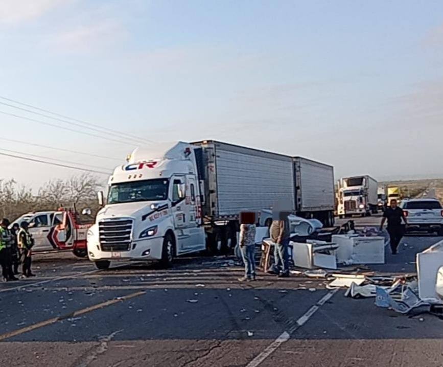 Infumables_las's tweet photo. #Tamaulipas Accidente vehicular con personas lesionadas, la circulación vial se encuentra cerrada en tres carriles de la Carretera Federal 101 Victoria-Matamoros.
El percance se suscitó en las inmediaciones del ejido Sor Juana Inés De la Cruz ubicado en el municipio de Jiménez. https://t.co/xf0K5sqiiF