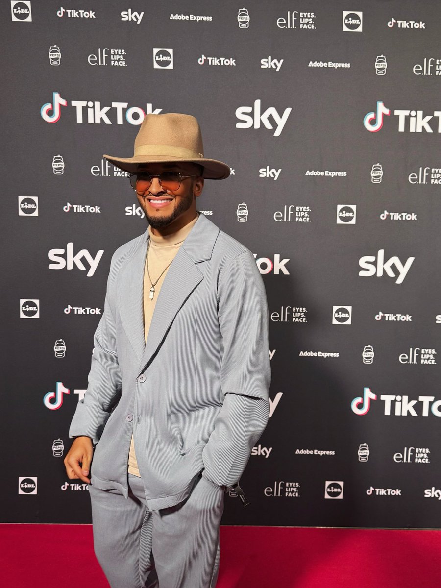 Jahmene's tweet image. Normalise posting late
because you lived in the moment.

🕊️ Psalm 118:24
“This is the day the Lord has made;
We will rejoice and be glad in it.”

#FridayFeeling 
#Rejoice