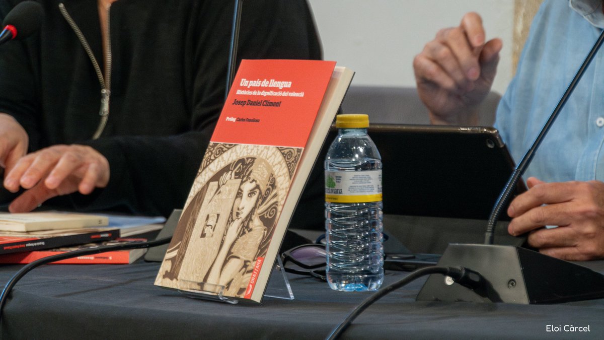 📚 Aquesta vesprada hem presentat "Un país de llengua. Històries de la dignificació del valencià", de Josep Daniel Climent, a l’Espai Joan Fuster.

Amb les intervencions de Vicent Baydal, Rosa Roig i Josep Daniel Climent.

Us deixem ací algunes imatges de l’acte 📸