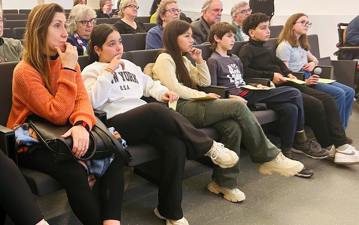 periodistes_cat's tweet photo. Hem gaudit i après molt amb la conversa entre la @LaiaSz i la mainada del @CCIFigueres conduïda per la Marta Gibert, dins l’acte de lliurament de la IV Beca Montserrat Minobis.
#CPCGirona @ADPCdones @ajfigueres @DiputacioGirona @CatedraHNadal https://t.co/JkPzMybNxo