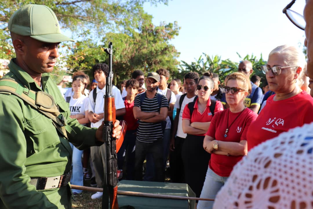🌹🌿🇨🇺 | Presidido por el miembro del Buró Político, Esteban Lazo Hernández, presidente de la <a href="/AsambleaCuba/">Asamblea Nacional Cuba</a> y del Consejo de Estado, junto a autoridades del territorio, y la ministra <a href="/RosyCubaMINJUS/">Rosabel Gamón Verde</a>  participamos hoy en el Día Nacional de la Defensa.

#MinjusConTodos 🇨🇺