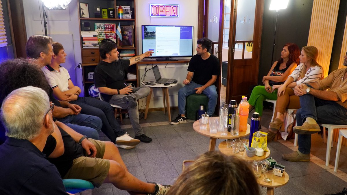 tatovallejos's tweet photo. En épocas donde el periodismo está tan bastardeado como la obra pública, apostamos por más transparencia y participación.

Periodismo local + datos + comunidad = @asociailicita 
 
👉🏼 Lanzamos https://t.co/XTUnC66x0K, un sitio donde estará toda la información sobre las obras hidráulicas: gastos, seguimiento, historias de cada barrio y más.