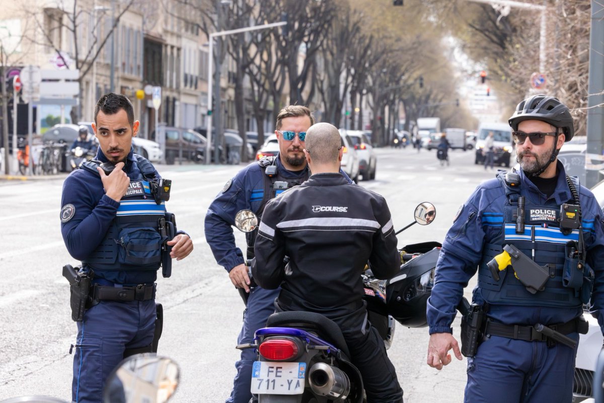 PMMarseille's tweet photo. 🚦 Cette semaine, les VTT Centre ont quadrillé le bd Baille, la pl. Saadi Carnot et la pl. Marceau: infractions routières, délits et stationnement illicite dans le viseur. Opérations menées avec les Scooters Centre, la BTP Centre, nos motards, le CSU et la vidéo-verbalisation. 💙 https://t.co/DFEmQwQzTb