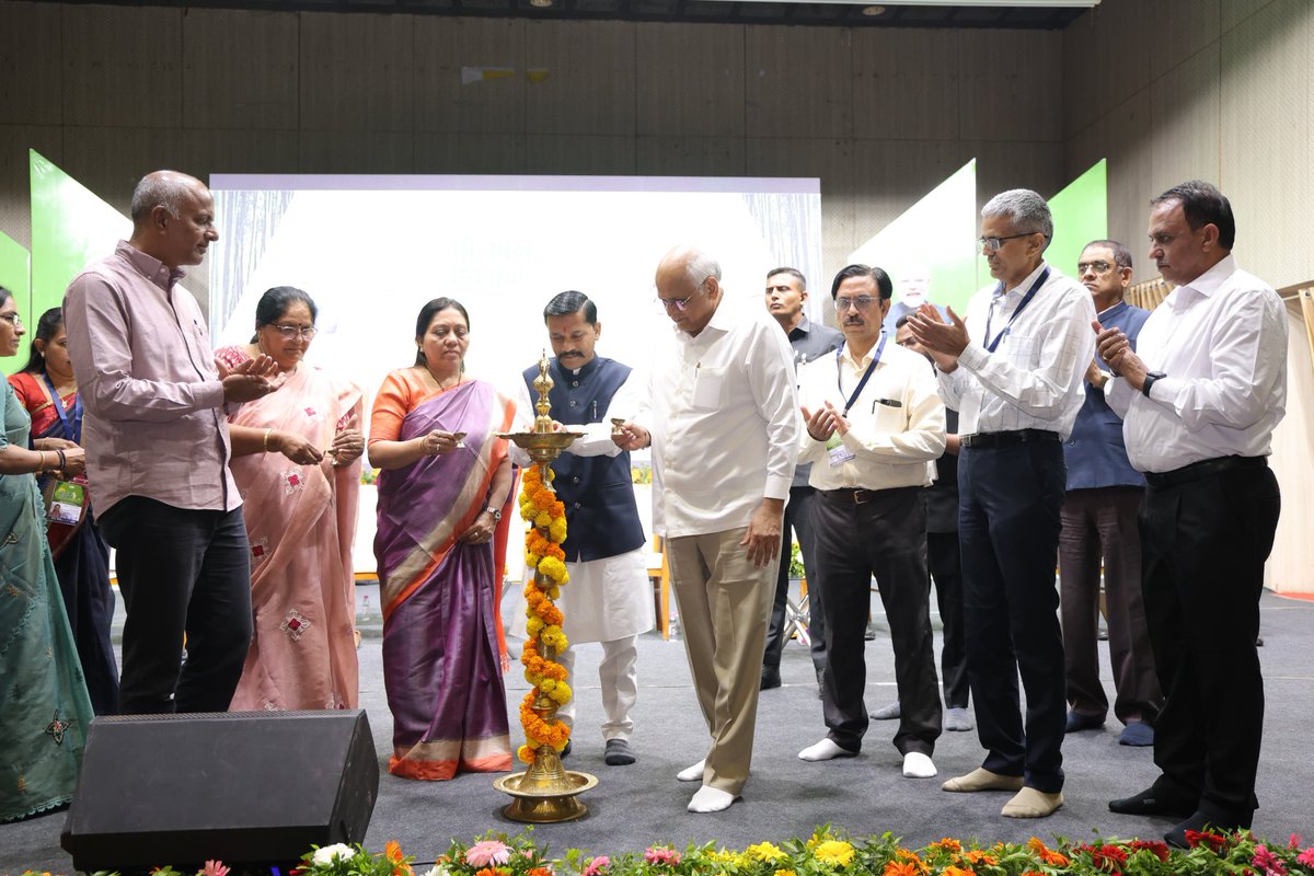 CMOGuj's tweet image. મુખ્યમંત્રીશ્રીના વરદ્હસ્તે ગાંધીનગર ખાતે આયોજિત રાજ્યકક્ષાના 'પી.એમ. કિસાન ઉત્સવ દિવસ' કાર્યક્રમ દરમિયાન ખેડૂત લાભાર્થીઓને કૃષિ, બાગાયતની વિવિધ ખેતીલક્ષી યોજનાઓની સહાયનું વિતરણ કરવામાં આવ્યું હતું.
#PMKisan
#PMKisan22ndInstallment