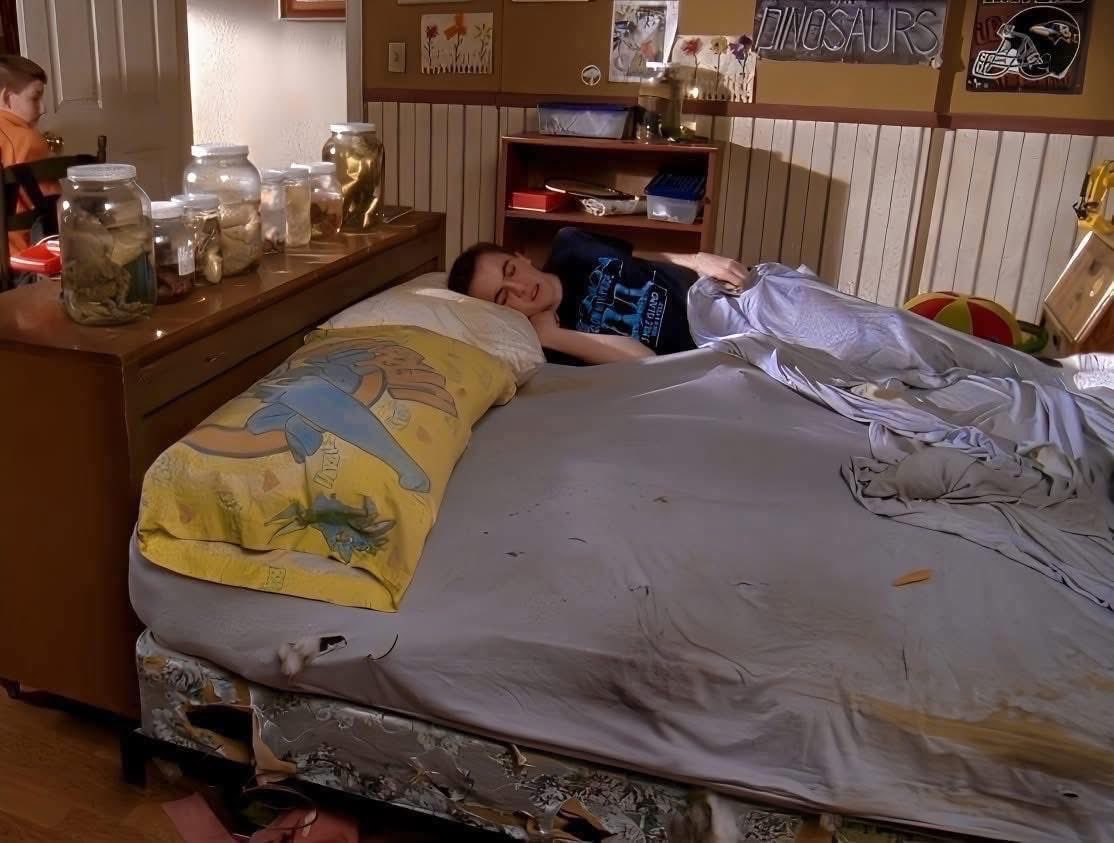 Estaba viendo #MalcolmInTheMiddle y no mms qué onda con el colchón en donde dormían Malcolm y Dewey. 😂