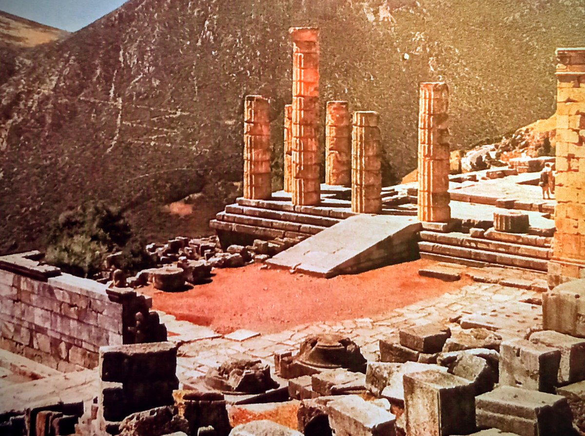 TassulaBaltzi's tweet image. #Hellas  #Delphi.    Eingang zum #Apollo - Tempel . In einer Gruft 
( Krypta)  kaute die  'Scherin ' #Pythia  Lorbeerblätter und atmete Dünste aus den Erdinnern . In diesem ' Drogenrausch ' stiess Pythia die Orakelsprüche des Apollo aus.