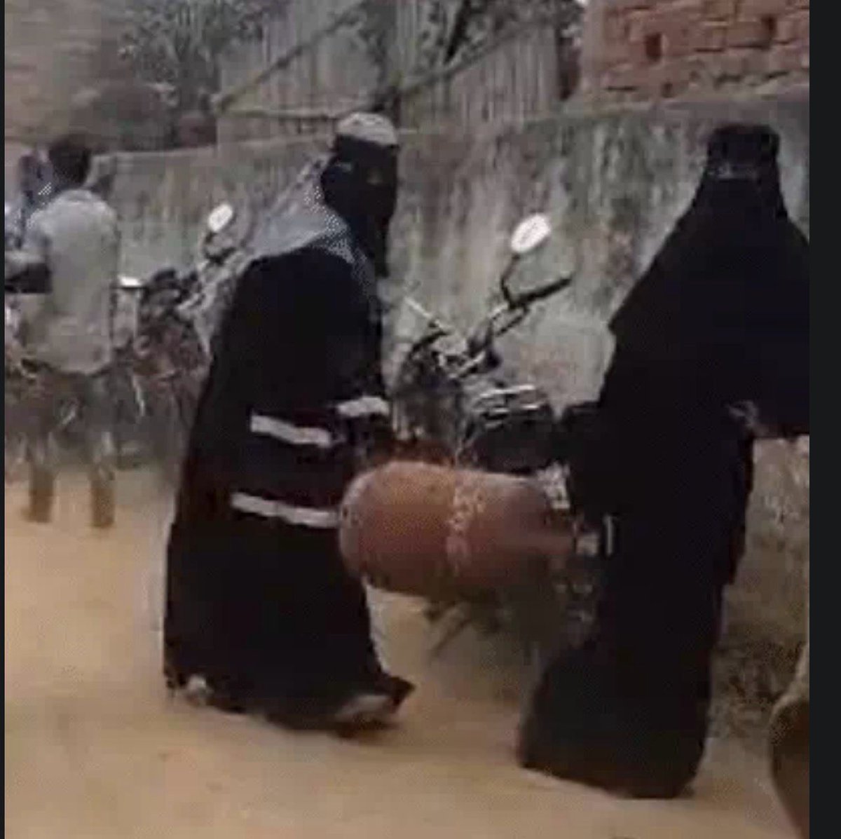 dghindustan's tweet photo. #नोटबंदी #कोरोना के बाद अब gas_cylinder_ warriors की तस्वीरें। लाइन _में_लगा_देश https://t.co/OsHUFpScLw
