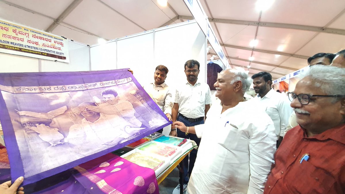 iShivanandpatil's tweet photo. ಬೆಂಗಳೂರಿನಲ್ಲಿ ಇಂದು ಕೇಂದ್ರ ಜವಳಿ ಸಚಿವಾಲಯದ ವತಿಯಿಂದ ಆಯೋಜಿಸಲಾಗಿದ್ದ 'ಭಾರತೀಯ ಕೈಮಗ್ಗ ಪರಂಪರೆ ಪ್ರದರ್ಶನ ಹಾಗೂ ಮಾರಾಟ ಮೇಳ-2026' ಅನ್ನು ಉದ್ಘಾಟಿಸಲಾಯಿತು.

#ShivanandPatil #HandloomHeritage #VocalForLocal #KarnatakaHandlooms #WeaversSupport #TextileIndustry #MakeInIndia #BengaluruEvents https://t.co/oS78Fq63PJ