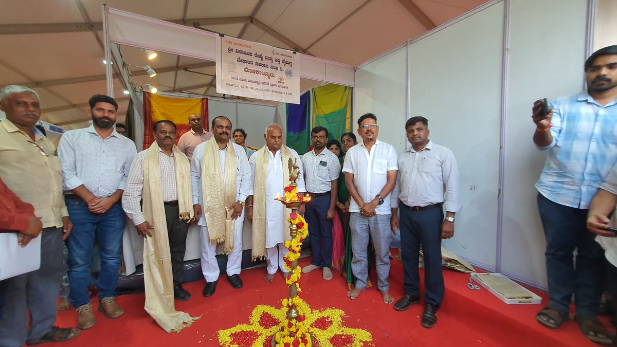 iShivanandpatil's tweet photo. ಬೆಂಗಳೂರಿನಲ್ಲಿ ಇಂದು ಕೇಂದ್ರ ಜವಳಿ ಸಚಿವಾಲಯದ ವತಿಯಿಂದ ಆಯೋಜಿಸಲಾಗಿದ್ದ 'ಭಾರತೀಯ ಕೈಮಗ್ಗ ಪರಂಪರೆ ಪ್ರದರ್ಶನ ಹಾಗೂ ಮಾರಾಟ ಮೇಳ-2026' ಅನ್ನು ಉದ್ಘಾಟಿಸಲಾಯಿತು.

#ShivanandPatil #HandloomHeritage #VocalForLocal #KarnatakaHandlooms #WeaversSupport #TextileIndustry #MakeInIndia #BengaluruEvents https://t.co/oS78Fq63PJ