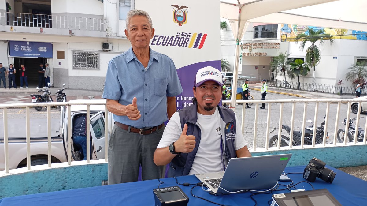 RegistroCivilec's tweet image. 🗣️ #Guayas | #LaCédulaEnTuBarrio atención cercana y directa. 😉
En la Brigada Social de #ElNuevoEcuador en Naranjal📍don Luis, de 81 años, renovó su cédula 🪪. Te esperamos en el parque central del cantón; sé parte de la atención de los diferentes stands del Gobierno Nacional🇪🇨