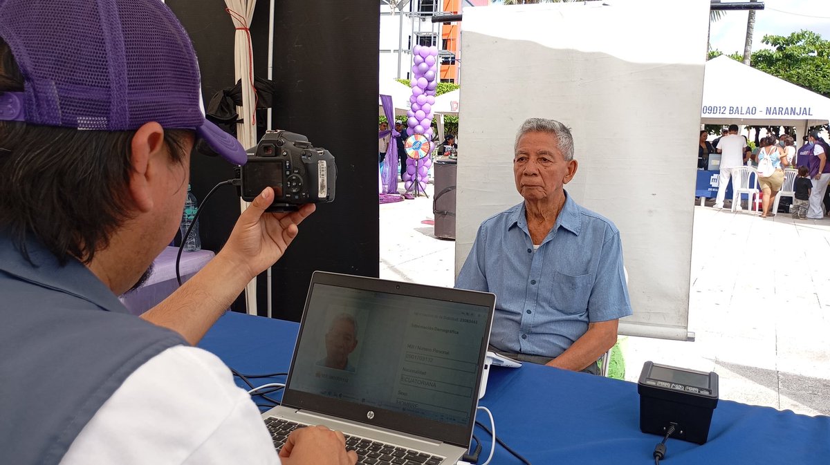 RegistroCivilec's tweet image. 🗣️ #Guayas | #LaCédulaEnTuBarrio atención cercana y directa. 😉
En la Brigada Social de #ElNuevoEcuador en Naranjal📍don Luis, de 81 años, renovó su cédula 🪪. Te esperamos en el parque central del cantón; sé parte de la atención de los diferentes stands del Gobierno Nacional🇪🇨