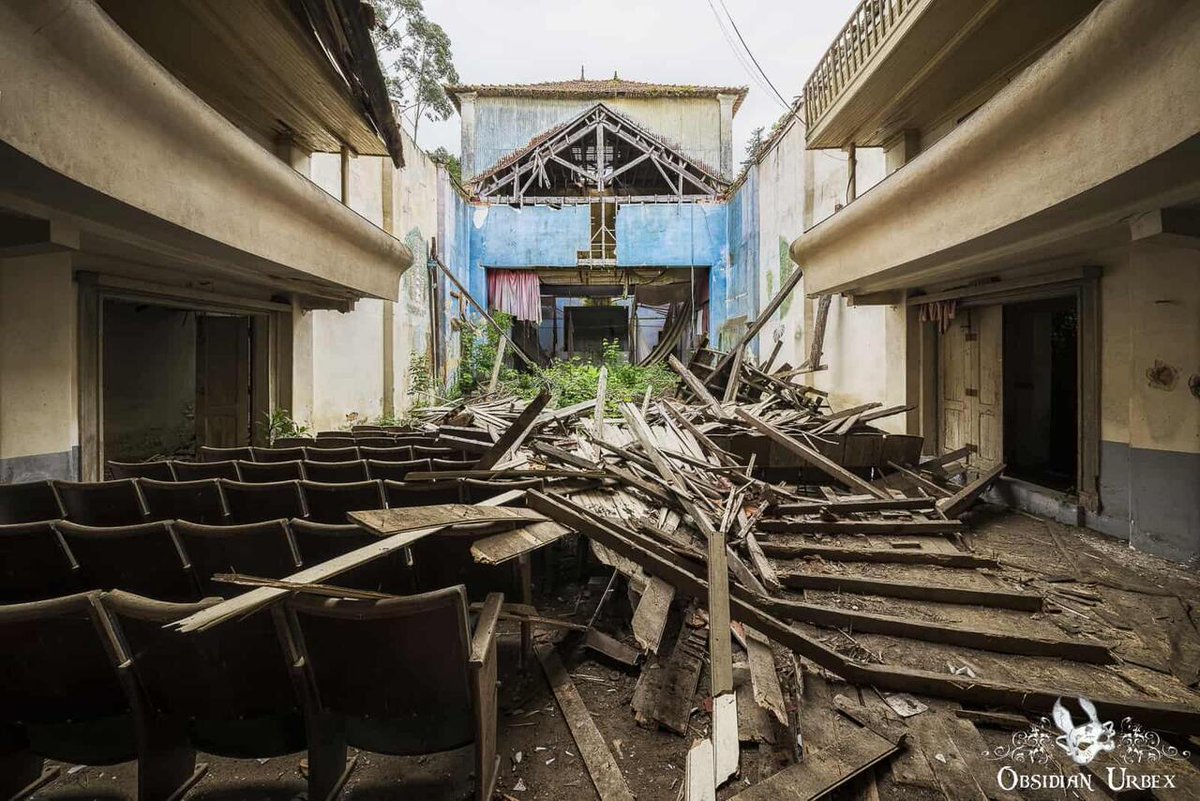 ObsidianUrbex's tweet image. A collapsing, long-abandoned theatre in Portugal. Built in the 1920s, abandoned since the 1980s. The roof collapsed a decade ago, letting nature reclaim the stage. Now a skeletal ruin slowly dissolving into the landscape. obsidianurbexphotography.com/leisure/cine-t… #Portugal #Cinema #AbandonedPlaces