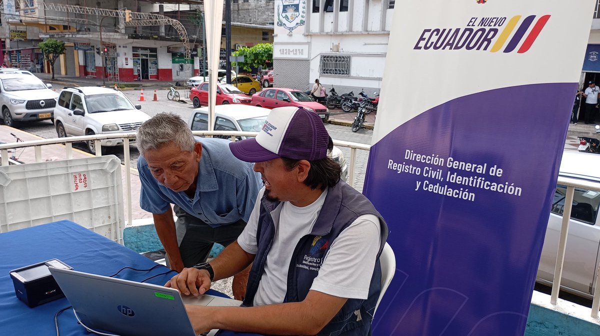 RegistroCivilec's tweet image. 🗣️ #Guayas | #LaCédulaEnTuBarrio atención cercana y directa. 😉
En la Brigada Social de #ElNuevoEcuador en Naranjal📍don Luis, de 81 años, renovó su cédula 🪪. Te esperamos en el parque central del cantón; sé parte de la atención de los diferentes stands del Gobierno Nacional🇪🇨
