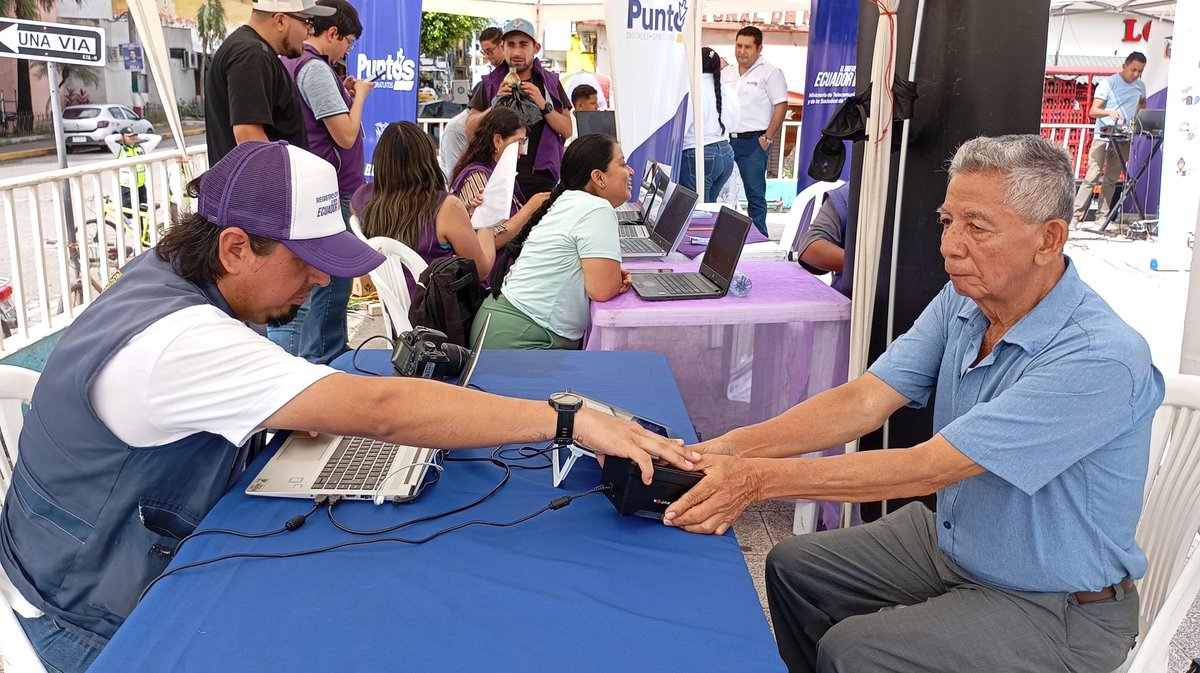 RegistroCivilec's tweet image. 🗣️ #Guayas | #LaCédulaEnTuBarrio atención cercana y directa. 😉
En la Brigada Social de #ElNuevoEcuador en Naranjal📍don Luis, de 81 años, renovó su cédula 🪪. Te esperamos en el parque central del cantón; sé parte de la atención de los diferentes stands del Gobierno Nacional🇪🇨