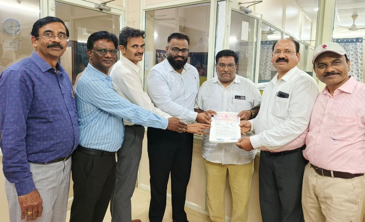 🔥అమరావతిలో NTPC లిమిటెడ్‌తో లీజ్ ఒప్పందం కుదుర్చుకున్న APCRDA😍

ఆంధ్రప్రదేశ్ రాజధాని ప్రాంత అభివృద్ధి ప్రాధికార సంస్థ (APCRDA) అమరావతి రాజధాని నగరంలో తన కార్యాలయం ఏర్పాటు చేసుకునేందుకు భారత ప్రభుత్వ రంగ సంస్థ అయిన NTPC లిమిటెడ్‌తో లీజ్ ఒప్పందం కుదుర్చుకుంది.

ఈ ఒప్పందంపై APCRDA