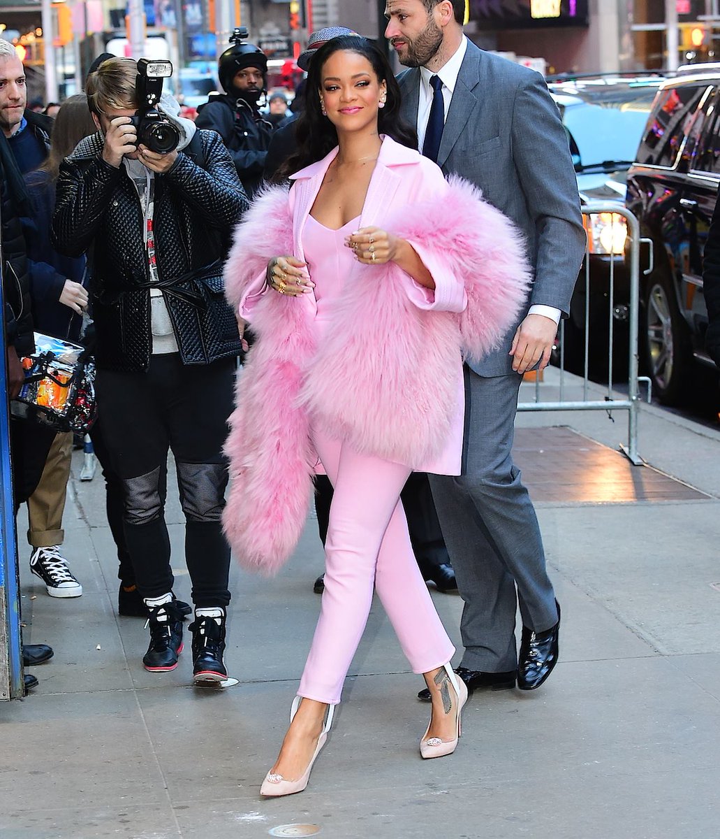 Galerie_Rihanna's tweet photo. #tbt 11 years ago today, Rihanna arrived at Good Morning America in NYC. https://t.co/vkgX5Dmmua