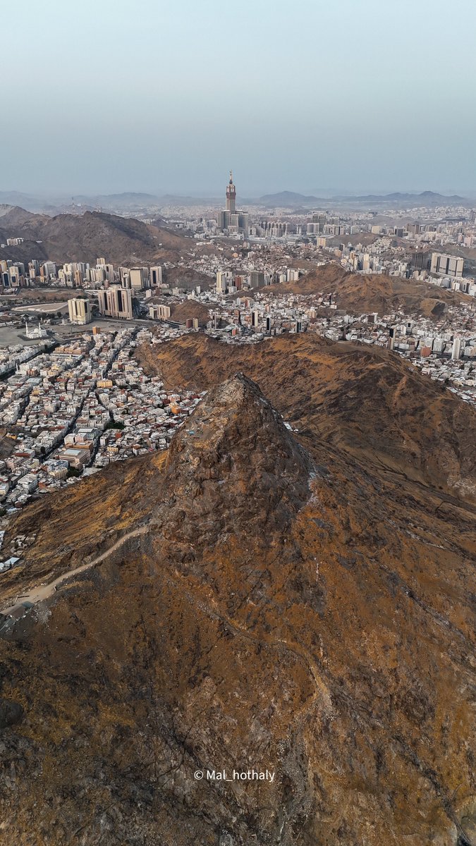Mal_hothaly's tweet photo. جبل النور والمسجد الحرام من زاوية واحدة 📸 https://t.co/gF7dwiYceB