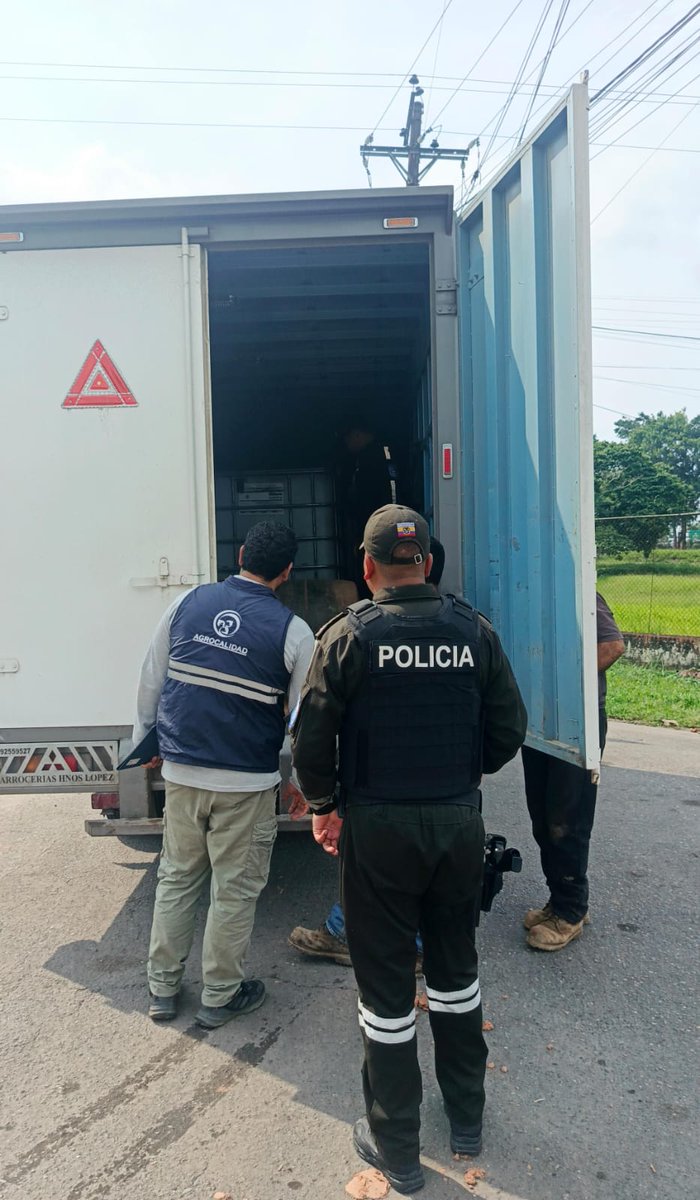 AgrocalidadZ2's tweet photo. #Orellana | Junto a @PoliciaEcuador realizamos un operativo interinstitucional en el cantón Francisco de Orellana para verificar la movilización de semovientes y productos de origen animal, fortaleciendo las acciones de vigilancia y prevención sanitaria.
#PrevenciónSanitaria https://t.co/KLzmhq9y2L