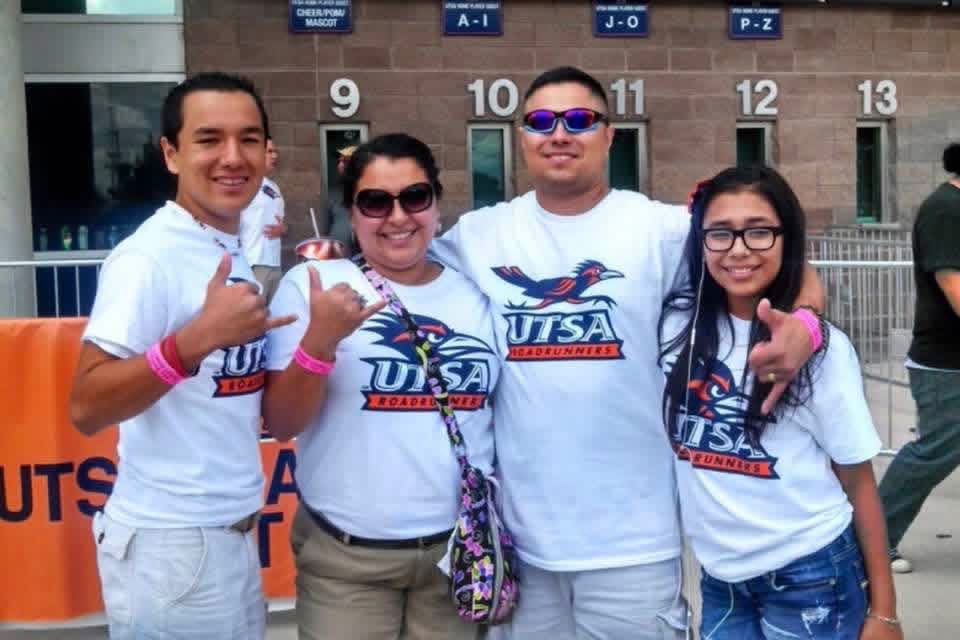 linalongoria's tweet image. Full circle moment 🧡💙 My fiancé and I are officially season ticket holders for the UTSA Roadrunners football!!!
From attending that very first game in the Alamodome during the Larry Coker era to now having two seats to call our own… this journey hits different 🥹 #utsa