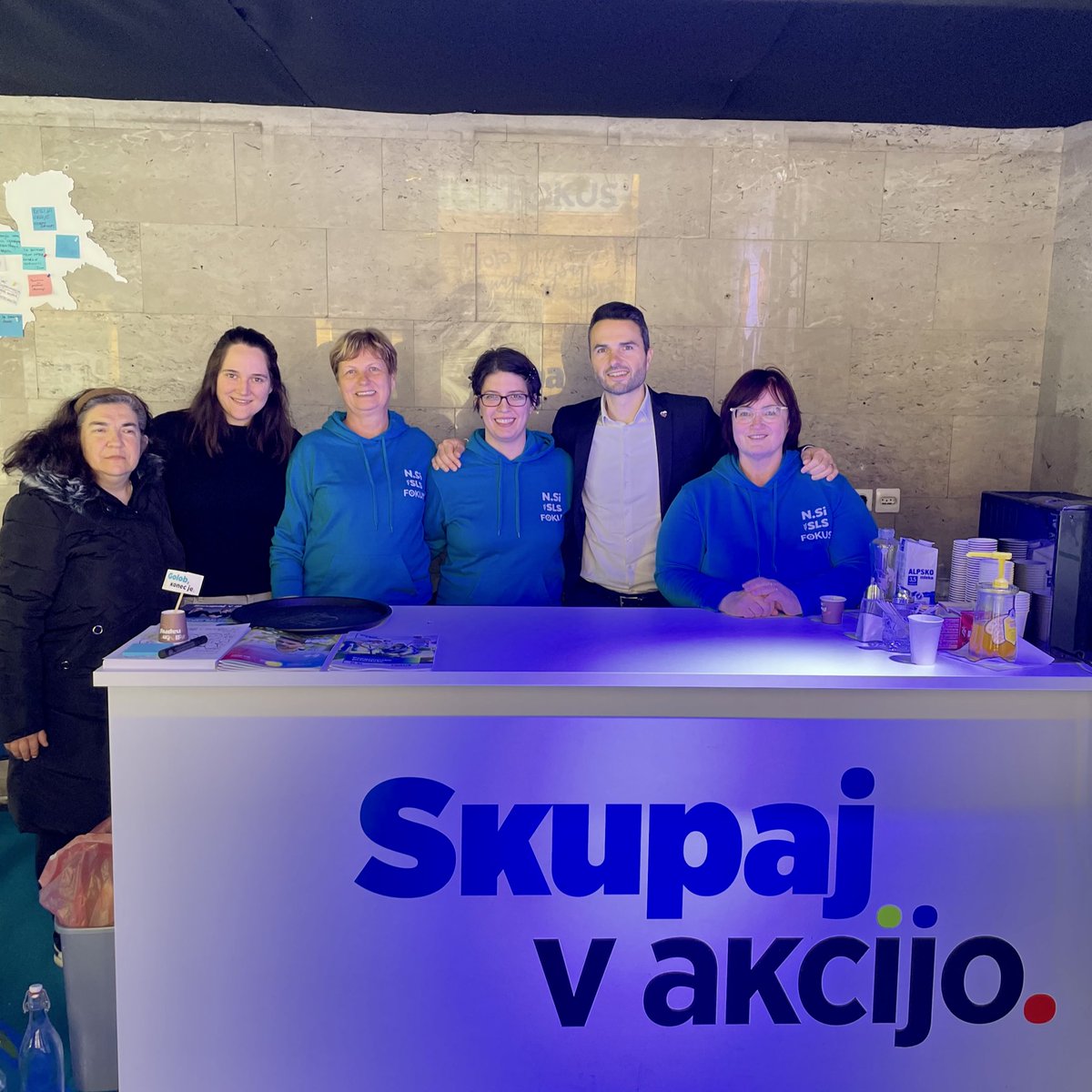 MatejTonin's tweet image. V volilni kavarni o prihodnosti EU in novi slovenski pomladi.

Skupna lista #NSi #SLS #Fokus temelji na skupnih vrednotah in viziji prihodnosti. Prinaša upanje, da prihaja drugačna Slovenija. #skupaj