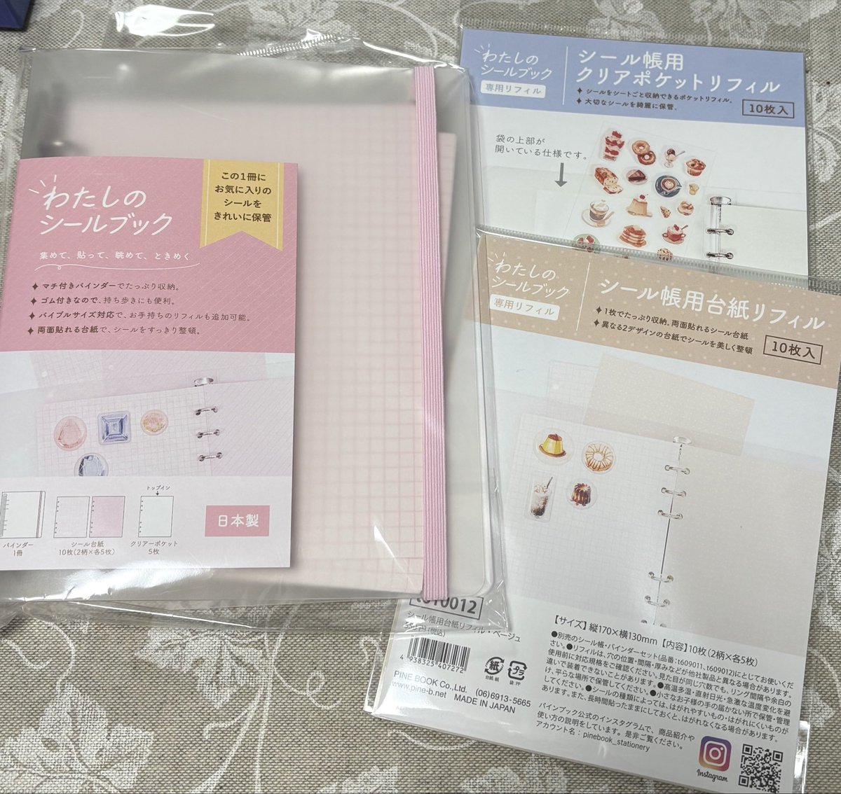 aaaya_orange's tweet photo. まさかの還暦↑母に新品シール帳をお古としてもらった🤣笑
今日新しくでかいやつ買ってて、私もシール帳やろかなと言ったら「お母さん、買って開けてないやつあるからあげるわ♪」と譲られた🤣🤣🤣笑

すんごい古いシールを大事に取ってあったので並べました😚❤️ https://t.co/m4RYPNcLTU