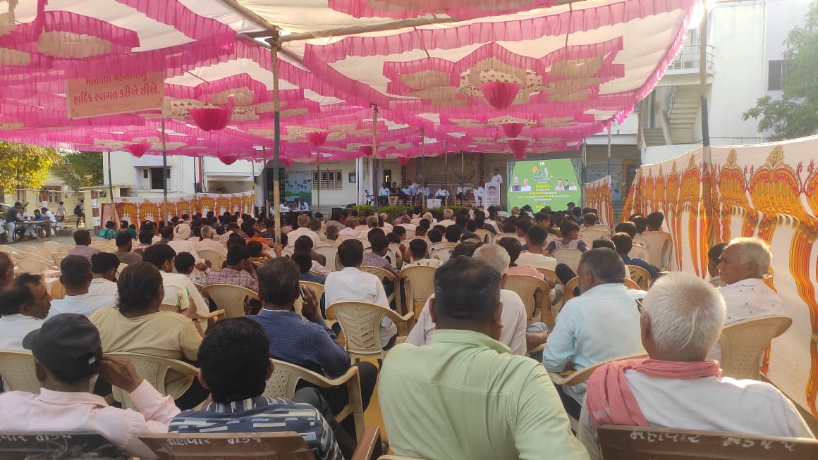 kpranavjoshi's tweet photo. સાવરકુંડલાના થોરડી ગામે યોજાયો મિલેટ મેળો
થોરડી ગામેં લોક સેવક સંઘ ખાતે મિલેટ મહોત્સવ સહ પીએમ કિસાન સન્માન દિવસની ઉજવણી કરવામાં આવેલ. આ આયોજન માં મોટી સંખ્યામાં ખેડૂત ભાઈઓ બહેનો જોડાયા હતા. @agriamreli01 @agrisvkd @ddoamreli @SdmSavarkundla @Infoamreligog https://t.co/gZG56nlMwI