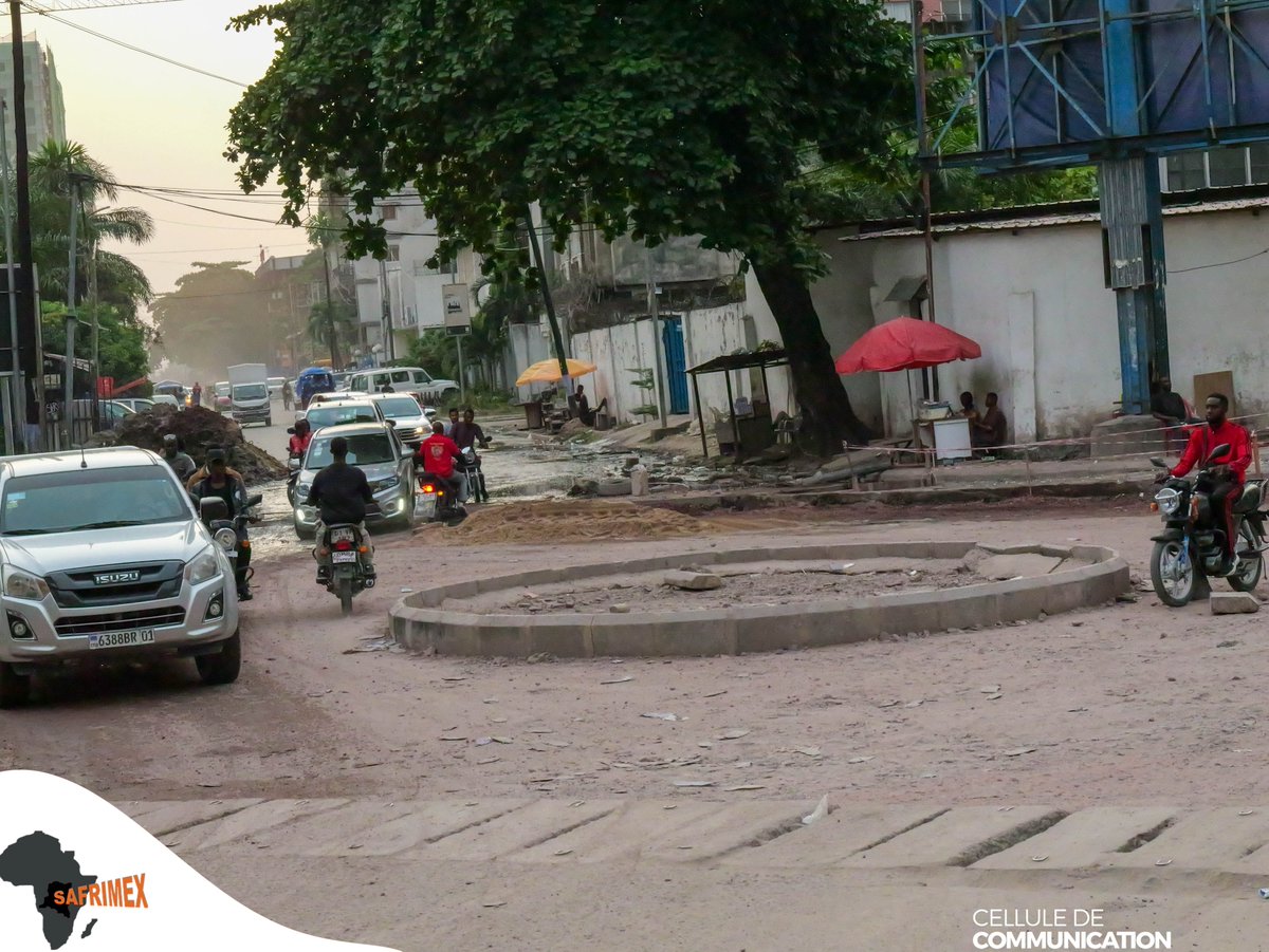 safrimex_sarl's tweet image. KINSHASA: Hier, devant l’INA, l’eau bloquait le chemin, Un étang empêchait le passage au grand carrefour de la Gombe.
Aujourd’hui, grâce à SAFRIMEX, le paysage change de visage. Véritable transformatrice de l’environnement urbain, elle redonne éclat et mobilité.
#SAFRIMEX #INA