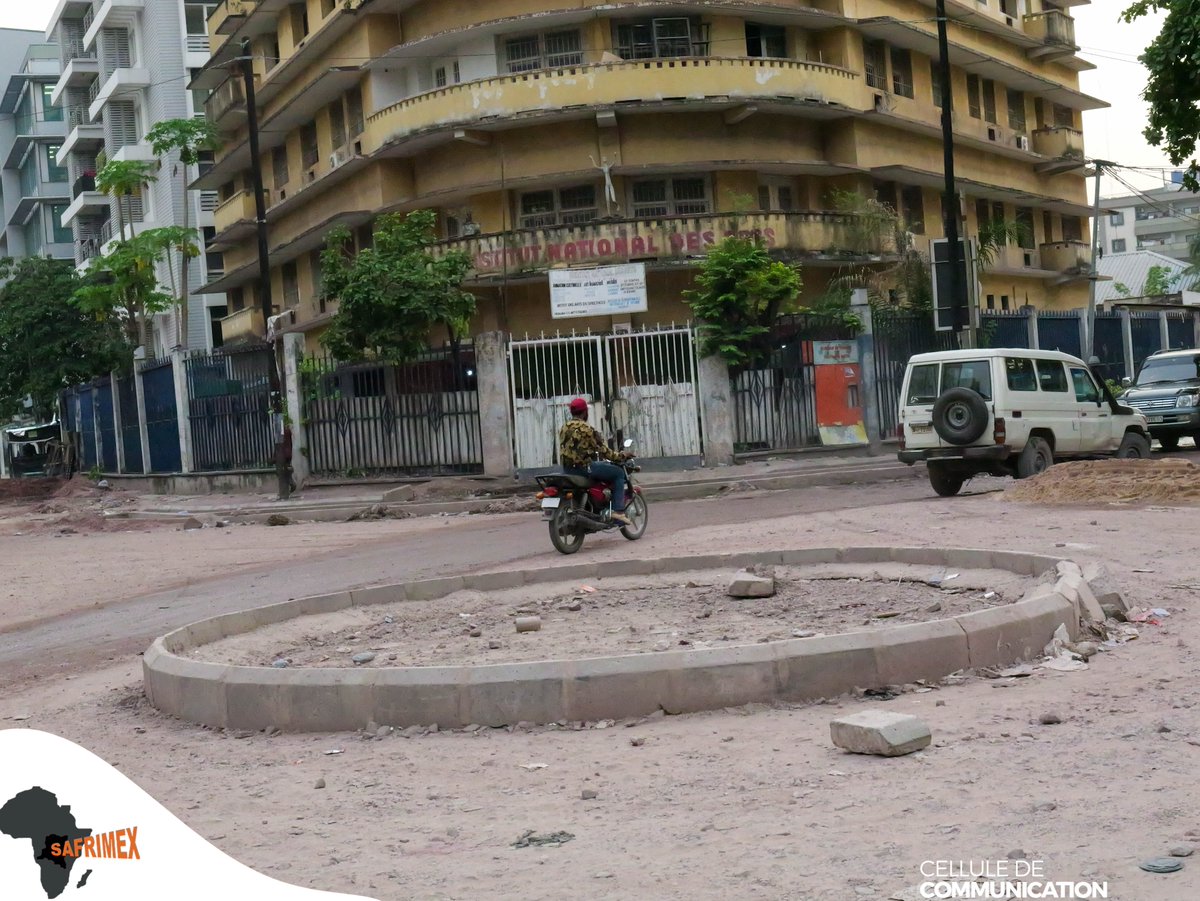 safrimex_sarl's tweet image. KINSHASA: Hier, devant l’INA, l’eau bloquait le chemin, Un étang empêchait le passage au grand carrefour de la Gombe.
Aujourd’hui, grâce à SAFRIMEX, le paysage change de visage. Véritable transformatrice de l’environnement urbain, elle redonne éclat et mobilité.
#SAFRIMEX #INA